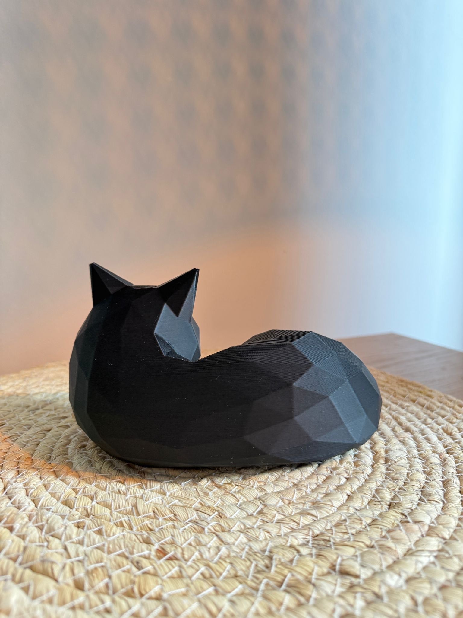 Moderne Deko-Katze im geometrischen Design