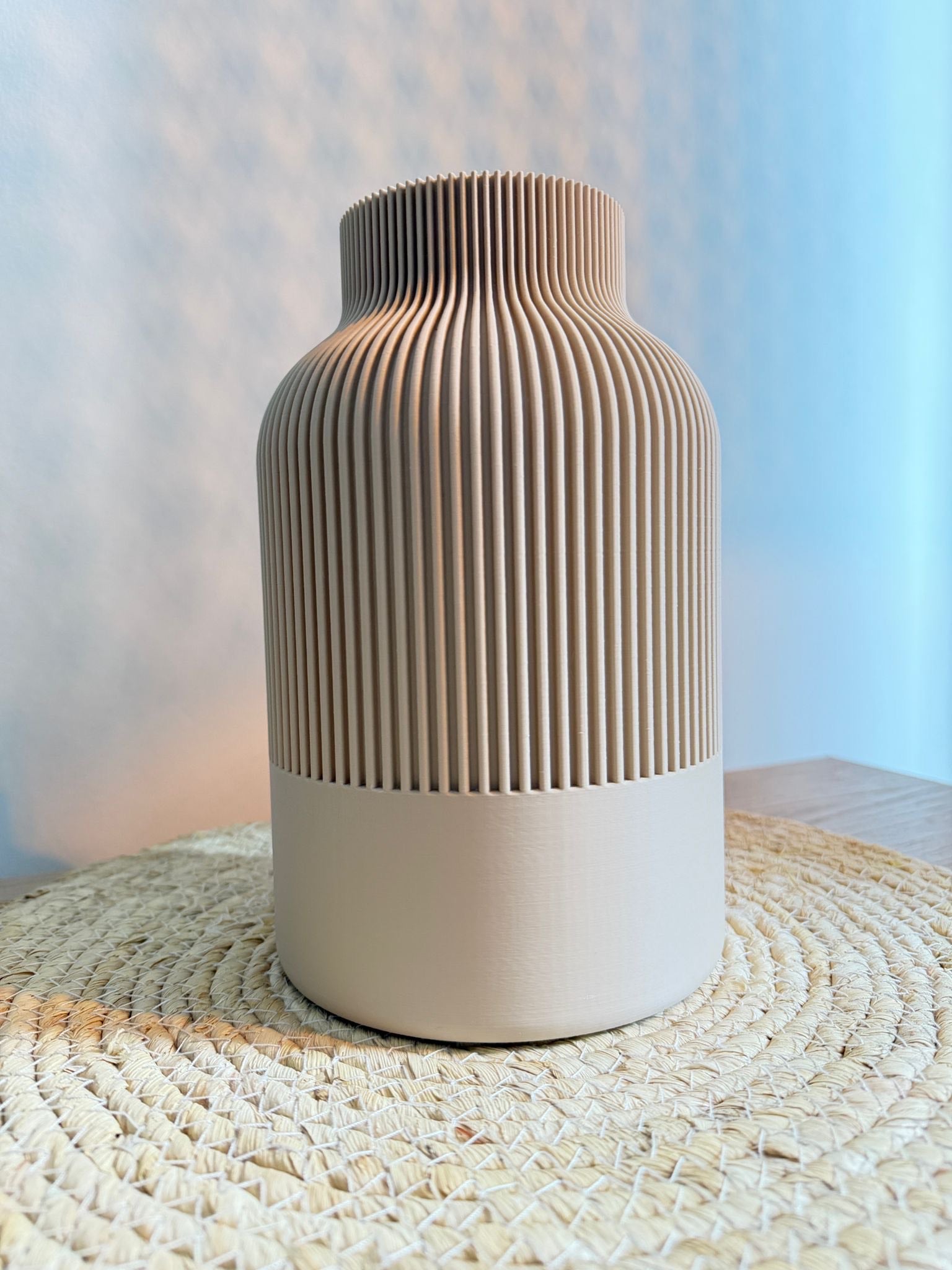 Moderne Deko-Vase in Naturtönen