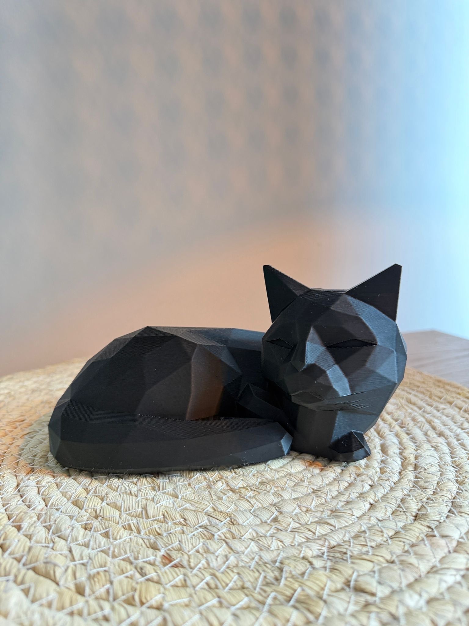 Moderne Deko-Katze im geometrischen Design