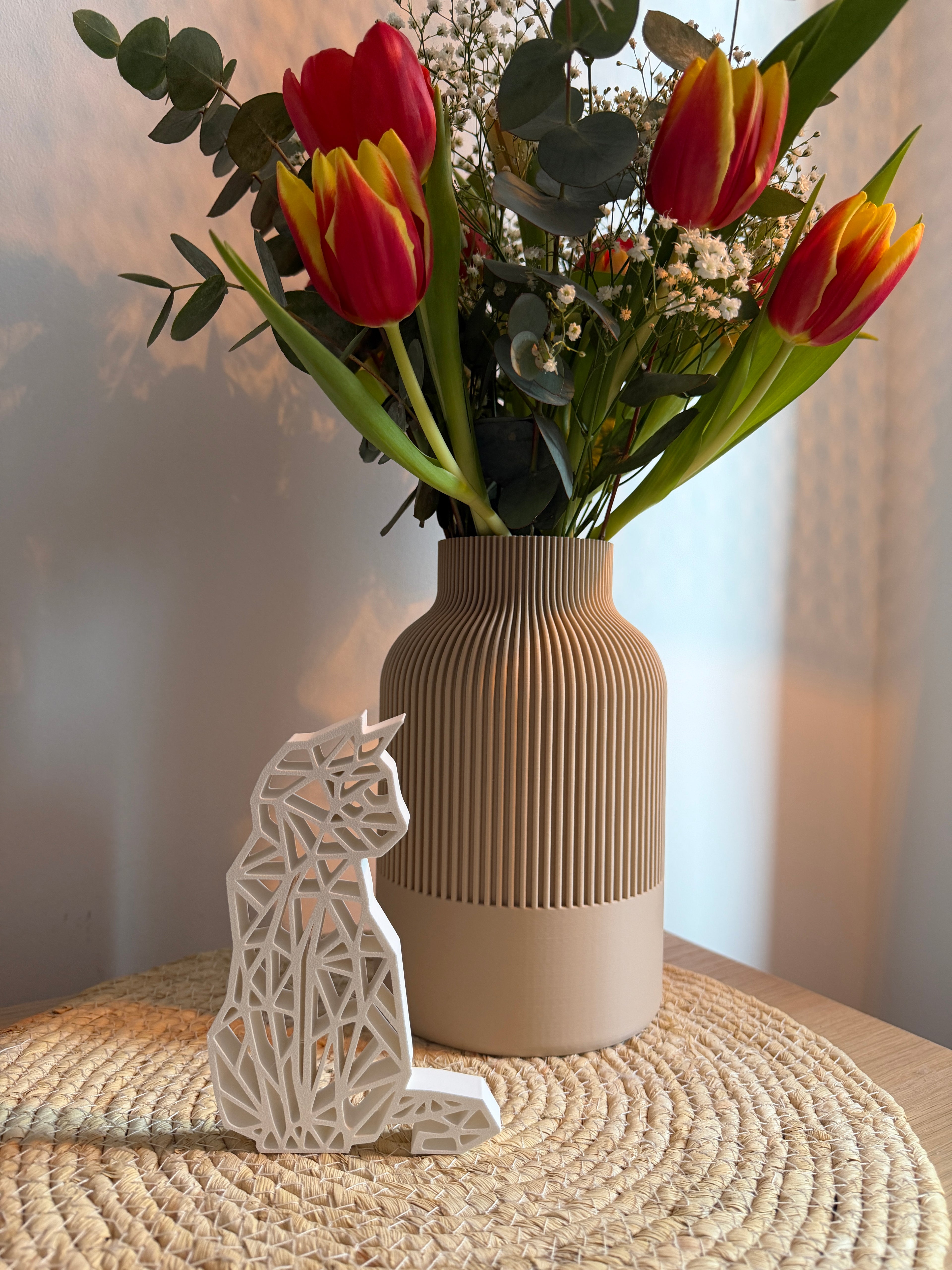 Geometrische Katzenfigur im Seitenprofil